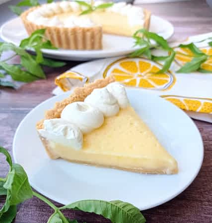 un trozo de tartaleta de limón en un plato