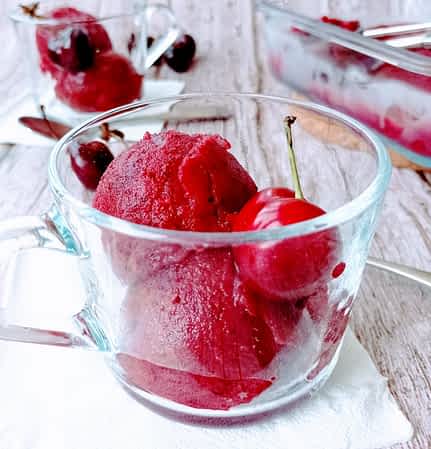 una taza de vista cerca de sorbete de cerezas