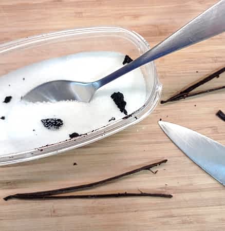 recipiente de azúcar blanco con semillas de vainilla