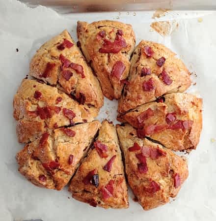 scones de bacon terminados en una bandeja