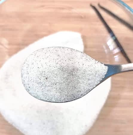 vista de cerca de azúcar con semillas de vainilla