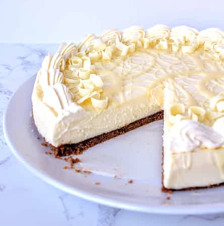 cheesecake sin horno de chocolate blanco con un trozo cortado