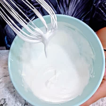 nata batida a mano hasta picos suaves