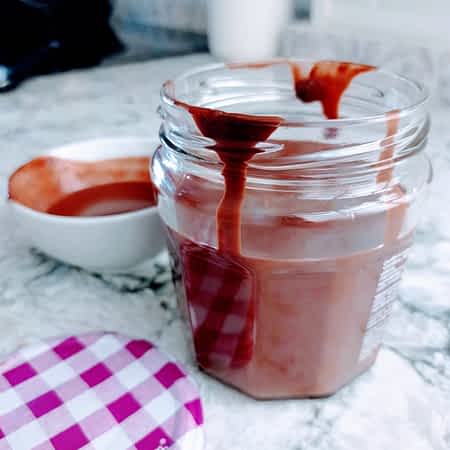 salsa de chocolate casera en un bote