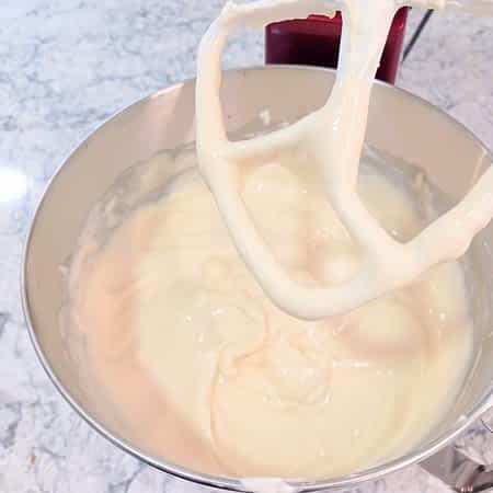 masa lisa en la batidora para tarta de queso