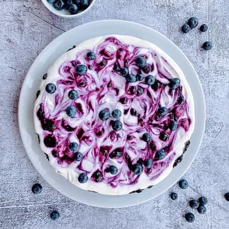 el cheesecake sin horno entero en un plato de servir, la vista de arriba