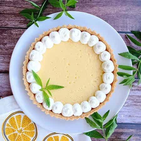 la tartaleta de limón en un plato para servir