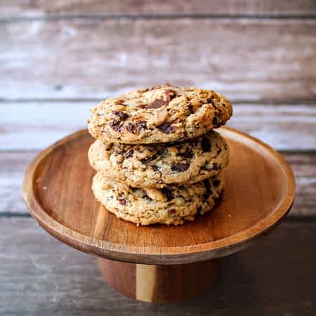 una pila de tres galletas de maní y chocolate