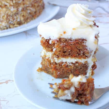 trozo de tarta de zanahoria en un plato