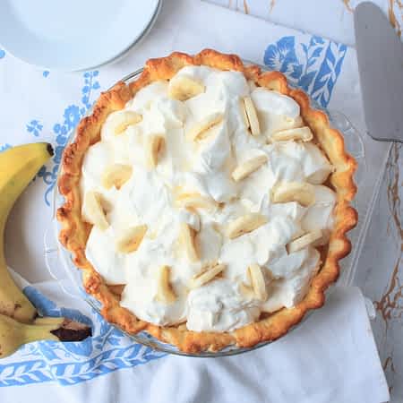 vista de arriba del pay de plátano entero