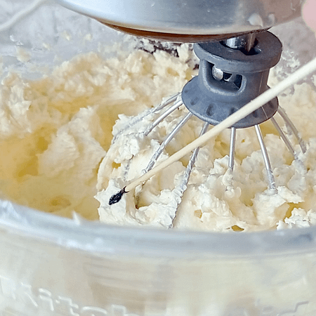 poner una gotita de gel morado para quitar el tono amarillo