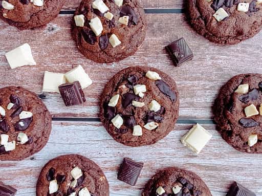 galletas de doble chocolate en la mesa