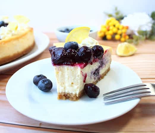 trozo de tarta de queso de arándanos