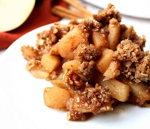 crujiente de manzana en un plato