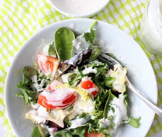 ensalada en un bol con aderezo ranch