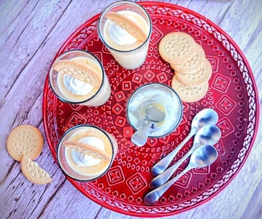 vista de arriba de tres vasos de natillas y uno vacío