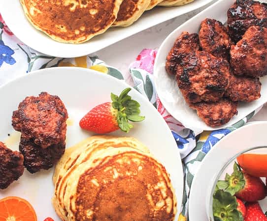 salchicha de desayuno y tortitas en una mesa