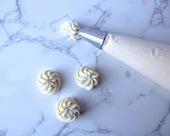buttercream de merengue suizo en una manga pastelera
