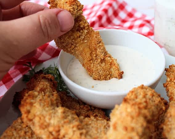 dippeando un finger de pollo en salsa ranchera