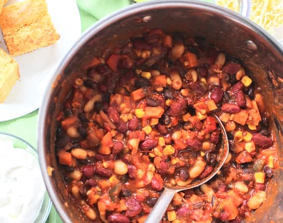 la olla grande con el chili vegetariano