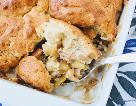 sacando un cucharón de cobbler del molde