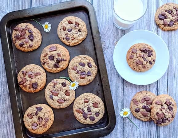 vista de arriba de una bandeja y plato con las tradicionales galletas de chocolate americanas
