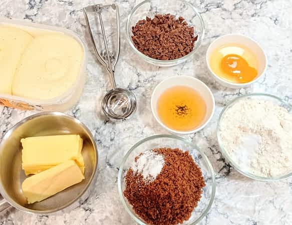los ingredientes para hacer galletas de chocolate para sandwiches de helado
