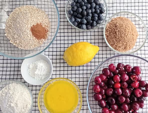 los ingredientes para hacer el crisp de cerezas y arándanos