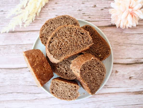 plato con rodajas de pan integral