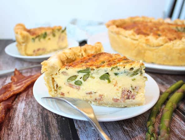 trozo de quiche en un plato