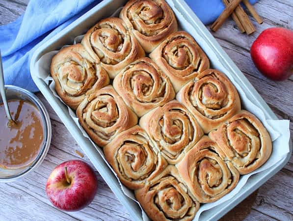 vista de arriba de cinnamon rolls con manzana