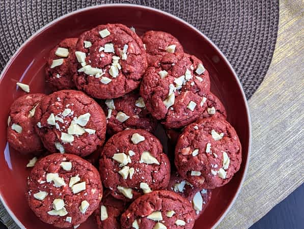 galletas red velvet con chocolate blanco en un plato