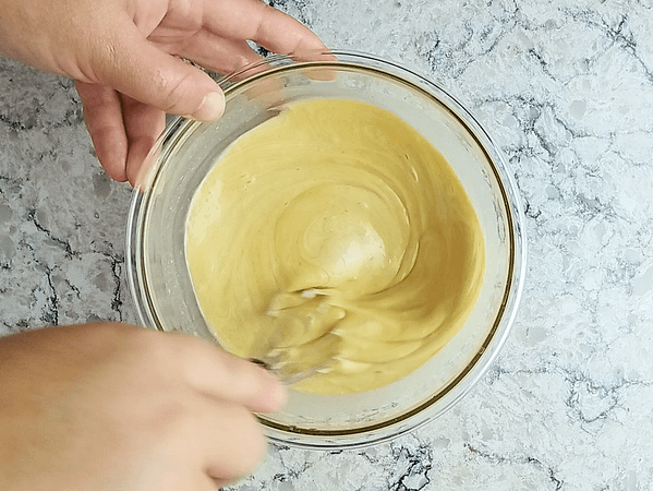 batiendo todos los ingredientes con una varillas maual