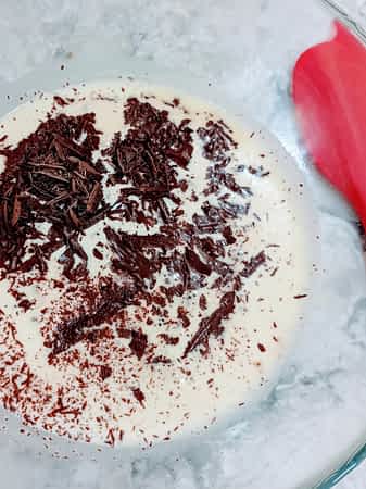 chocolate picado y nata caliente en un tazón