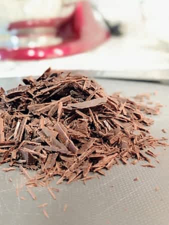 un montoncito de chocolate picado