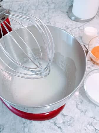 los claros de huevo un poco espumosos antes de verter el azúcar