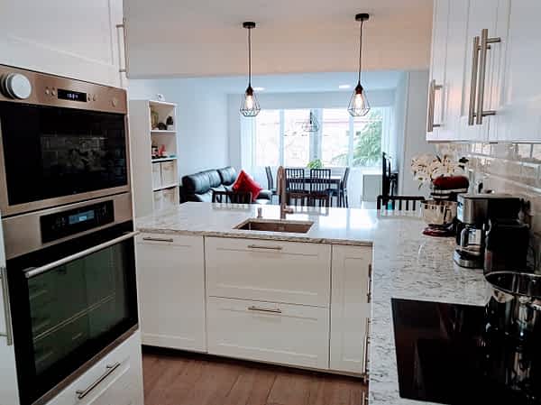 La vista hacia el salón vista desde la cocina hasta el salón