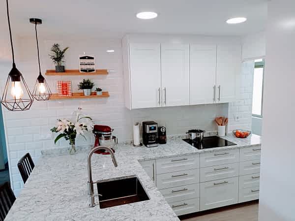 Recomiendo pensar bien en la luz en la cocina, hay que estar mucho :) vista a los armarios de la cocina con muchos cajones