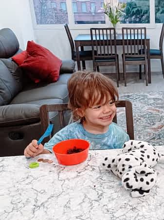 Me encanta como todos podemos ser parte de la vida en la cocina y el salón a la vez. niño comiendo en la encimera peninsula
