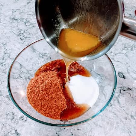 Mezcla todos los ingredientes a la vez para la base de galletas. ingredientes para hacer la base de galletas