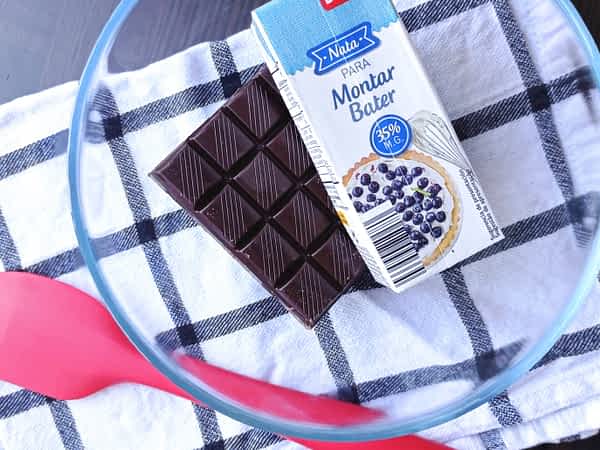 dos ingredientes para hacer salsa de chocolate casera