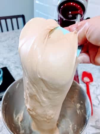 masa final es lisa y brillante para los rolls de queso