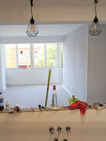 salón con suelo de baldosas imita madera