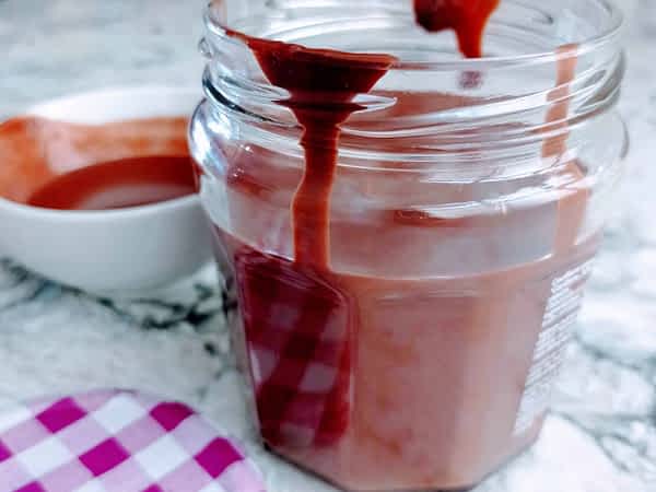 salsa de chocolate en un bote pequeño