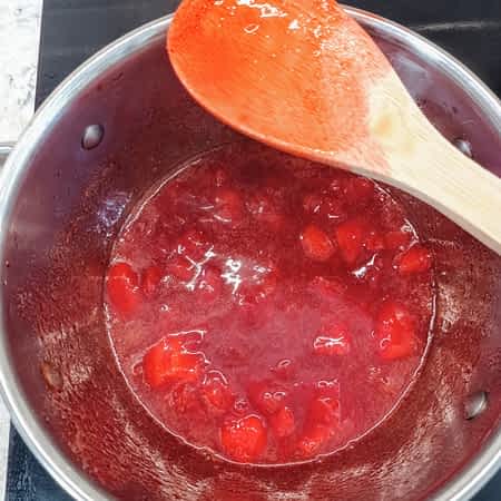 Yo recomiendo una salsa de fresas para verter encima! salsa de fresa para la tarta de queso