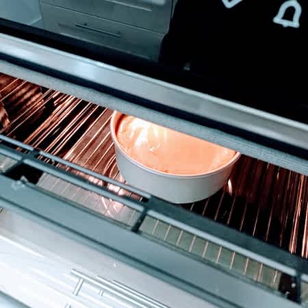 Deja la tarta de queso en el horno para enfriar. deja la tarta de queso en el horno para enfriar