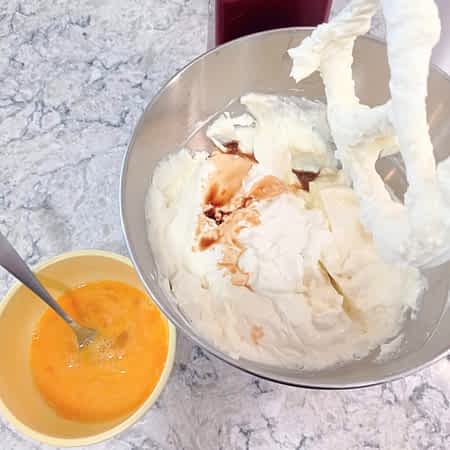 Bate los huevos aparte antes de verterlos. mezclando los ingredientes de la tarta de queso