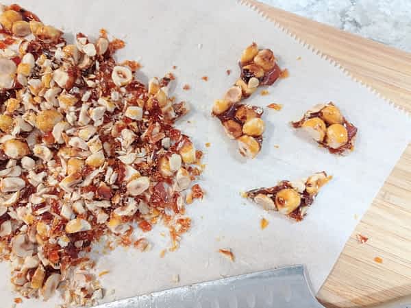 cortando las avellanas caramelizadas