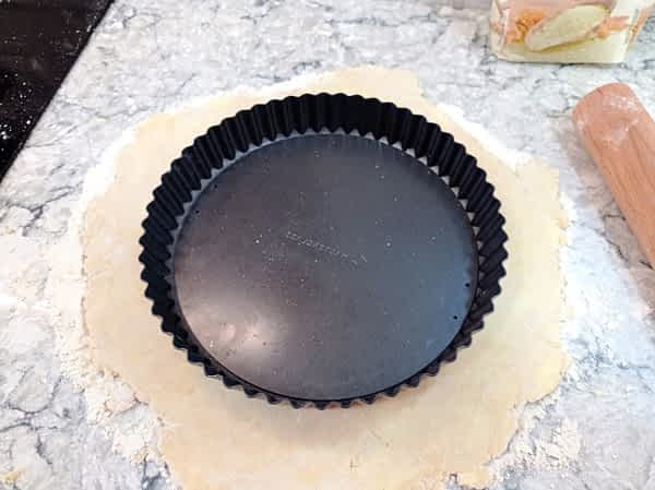 el molde encima de la masa plana para averiguar el tamaño