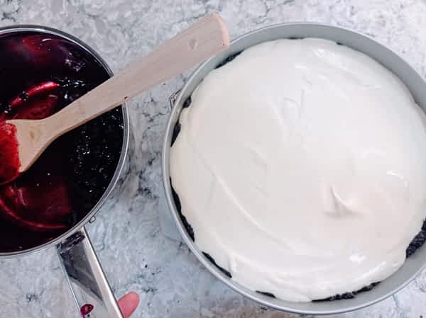 Verter el resto del relleno en el molde. la última capa del relleno de Philadelphia en la base